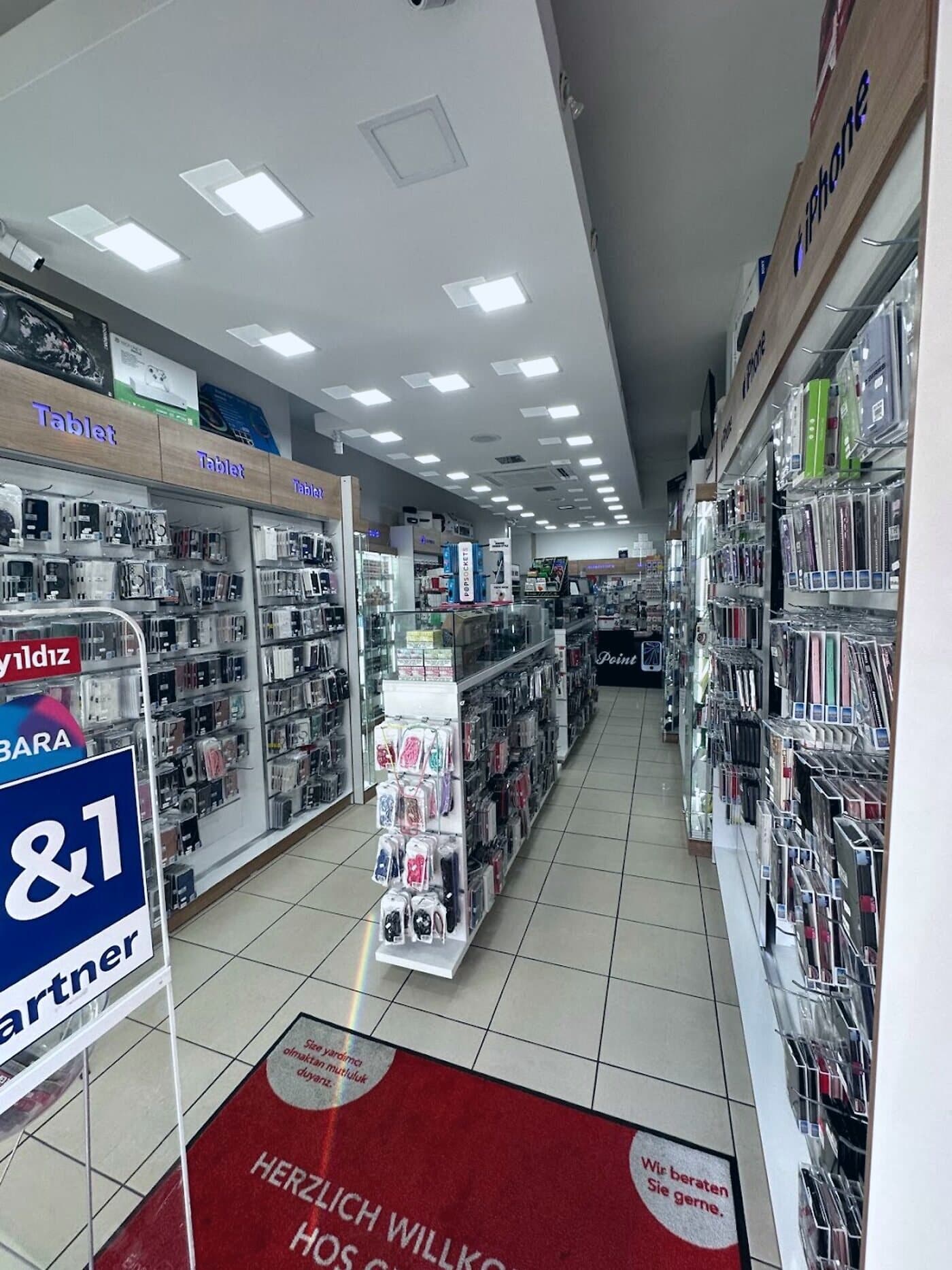Innenraum eines POINT Stores mit Zubehör-Wänden in Düren